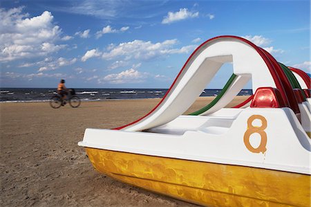 pédalo - Pedalo and cyclist on Majori beach, Jurmala, Riga, Latvia Stock Photo - Rights-Managed, Code: 862-03712698