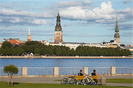 View of Dome Cathedral and St Peter's from across Daugava River, Riga, Latvia Foto de stock - Con derechos protegidos, Código: 862-03712691