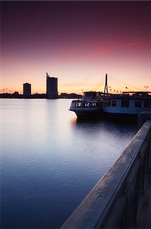 riga - Bateaux sur la rivière Daugava avec Swedbank en arrière-plan, Riga, Lettonie Photographie de stock - Rights-Managed, Code: 862-03712704