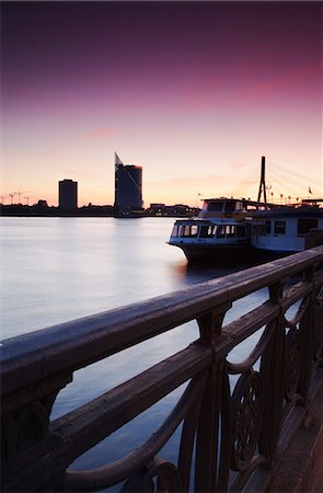 riga - Bateaux sur la rivière Daugava avec Swedbank en arrière-plan, Riga, Lettonie Photographie de stock - Rights-Managed, Code: 862-03712705