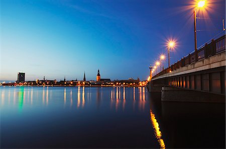 riga - Vue de la vieille ville, rivière Daugava Akmens Bridge, Riga, Lettonie Photographie de stock - Rights-Managed, Code: 862-03712706