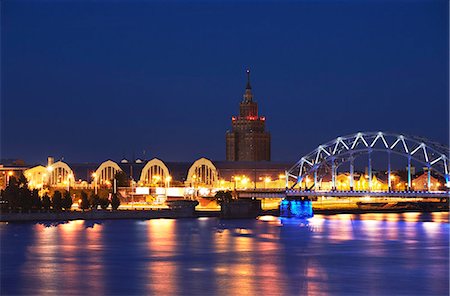 View of Central Market and Science Academy Building at dusk, Riga, Latvia Foto de stock - Con derechos protegidos, Código: 862-03712708