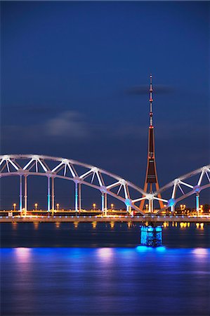 riga - Pont ferroviaire sur la rivière Daugava avec la tour de télévision en arrière-plan, Riga, Lettonie Photographie de stock - Rights-Managed, Code: 862-03712709