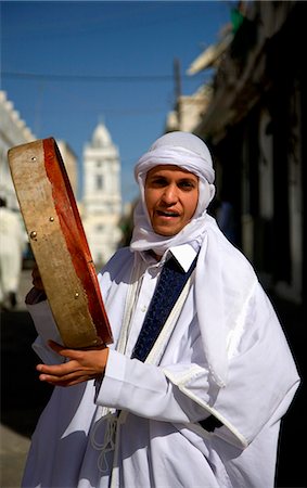 simsearch:862-03364823,k - Libya, Tripolitania, Tripoli; A man in silk with a tambour, during the Mawlid festivities celebrating Prophet Mohammeds birth Foto de stock - Direito Controlado, Número: 862-03712765