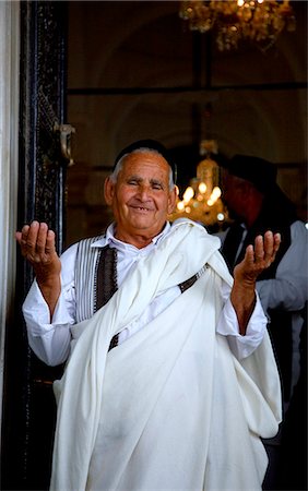 Libya, Tripolitania, Tripoli; Posing with hands raised in praise of allah in the door of a Mosque. Foto de stock - Con derechos protegidos, Código: 862-03712767