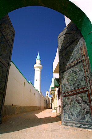 simsearch:862-03713945,k - La Libye ; Tripolitaine ; Tripoli ; A portes face à la mer Méditerranée menant au centre de la médina. Photographie de stock - Rights-Managed, Code: 862-03712782