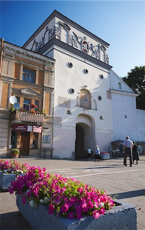 Lithuania, Vilnius, People Walking Through Gates Of Dawn On The Way To Mass Foto de stock - Con derechos protegidos, Código: 862-03712806