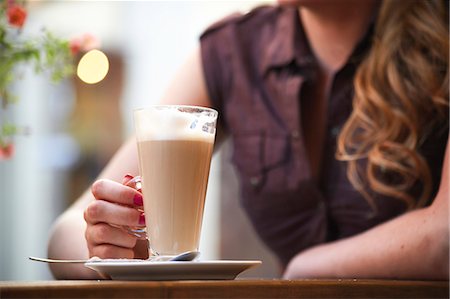 Lithuania, Vilnius, Woman Sitting At Cafe Drinking Coffe. Foto de stock - Direito Controlado, Número: 862-03712833