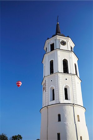 simsearch:862-03711063,k - Lithuania, Vilnius, Hot Air Balloon Flying Past Vilnius Cathedral Belfry Foto de stock - Direito Controlado, Número: 862-03712846