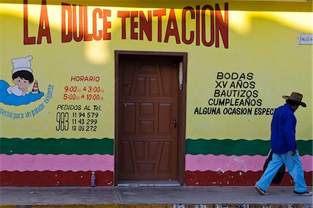 simsearch:862-03364374,k - A Mexican man in a cowboy hat walks by a bakery in a small town in Mexico Foto de stock - Con derechos protegidos, Código: 862-03712899