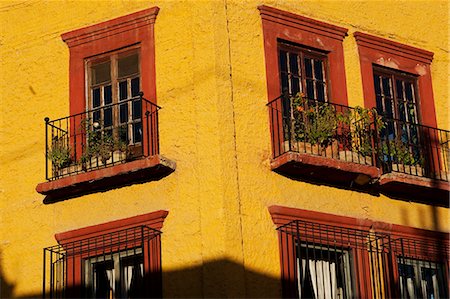 simsearch:862-06542555,k - Mexico, Sunshine on the corner of a yellow apartment building Foto de stock - Con derechos protegidos, Código: 862-03712892