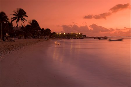 simsearch:862-03712918,k - Playa del Carmen, Mexique. Pêche bateaux dessus la plage au lever du soleil au Mexique Playa del Carmen Photographie de stock - Rights-Managed, Code: 862-03712912