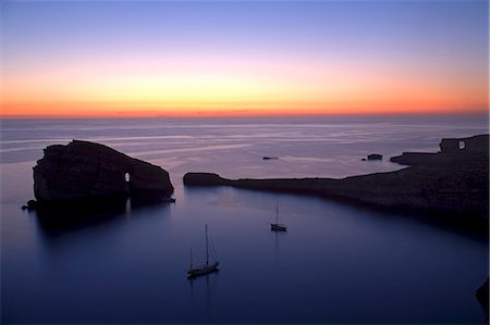 Malta, Gozo, Dwejra; 'Fungus Rock' benannt, wegen der Pflanze drauf. Stockbilder - Lizenzpflichtiges, Bildnummer: 862-03712948