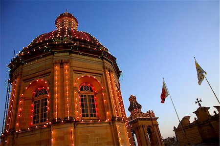 simsearch:862-03712958,k - Malta, Vittoriosa; Church cupola at Vittoriosa decorated for the feast of patron Saint Lawrence Fotografie stock - Rights-Managed, Codice: 862-03712965