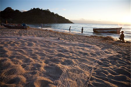 Malawi, Monkey Bay. Nets dry on the beach as dawn breaks over Lake Malawi Foto de stock - Con derechos protegidos, Código: 862-03712980