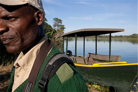 Malawi, haute vallée de Shire, Parc National de Liwonde. Mvuu Wilderness Camp, un guide quitte son bateau pour une promenade de safari. Photographie de stock - Rights-Managed, Code: 862-03712997