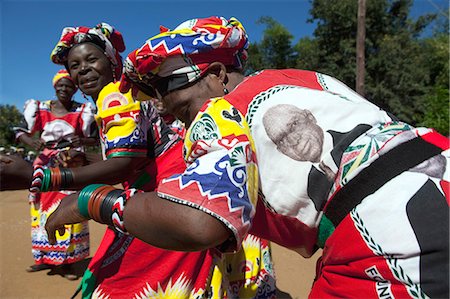 presidenziale - Malawi, Liliongwe. Supporters of Presidental hopeful Tembo, dance and support his campaign in a colourful Malawian manner Fotografie stock - Rights-Managed, Codice: 862-03713025