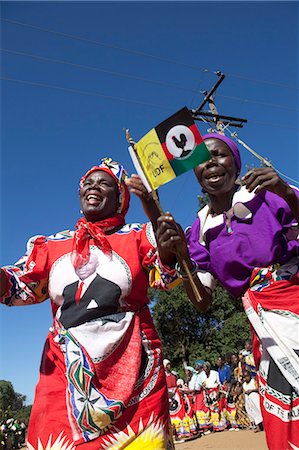 Malawi, Liliongwe. Supporters of Presidental hopeful Tembo, dance and support his campaign in a colourful Malawian manner Foto de stock - Con derechos protegidos, Código: 862-03713028