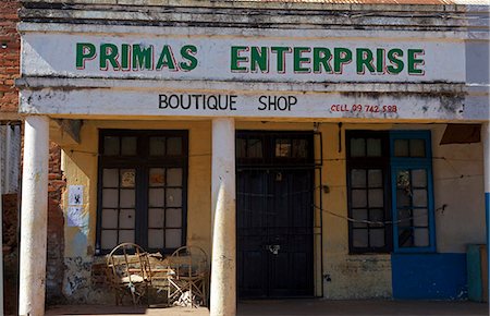 simsearch:862-03361146,k - Malawi, Zomba. Boutique de « Boutique » délabré dans le centre de la capitale du Malawi ancien Zomba Photographie de stock - Rights-Managed, Code: 862-03713043