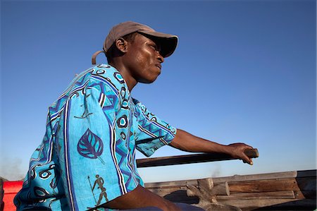 Malawi, Lake Malawi, Nkwichi Lodge. A boatman crosses the Mozambican side of Lake Malawi to reach the lodge. Foto de stock - Con derechos protegidos, Código: 862-03713070