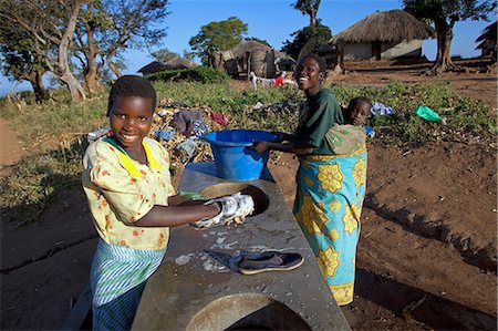 Malawi, Lilongwe, Ntchisi Forest Reserve. Dans une petite montagne village femme regroupement à l'aire de lavage communal. Photographie de stock - Rights-Managed, Code: 862-03713091