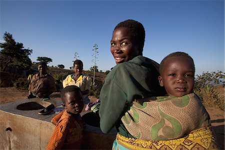 Malawi, Lilongwe, Ntchisi Forest Reserve. Femme d'un village voisin se réunissent au point lavage et eau communal Photographie de stock - Rights-Managed, Code: 862-03713092