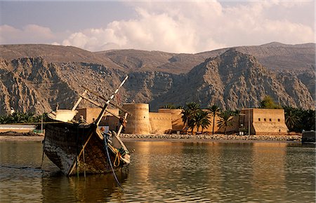 Oman, Musandam, Khasab. Khasab Fort. Initial construction was begun by Portuguese traders in the C17th. Foto de stock - Con derechos protegidos, Código: 862-03713127