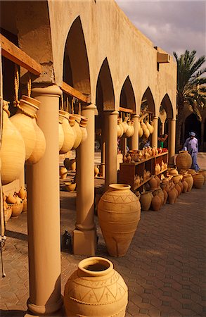 Oman, Dakhiliyah, Nizwa. Clay Gläser und Amphoren gehören zu viele Artikel für den Verkauf in der Nizwa Souk. Stockbilder - Lizenzpflichtiges, Bildnummer: 862-03713123