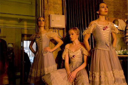 Russie, Saint-Pétersbourg ; Trois ballerines dans les ailes, qui rappelle une peinture préraphaélite, ""Casse-noisette"" Tchaïkovski Photographie de stock - Rights-Managed, Code: 862-03713199