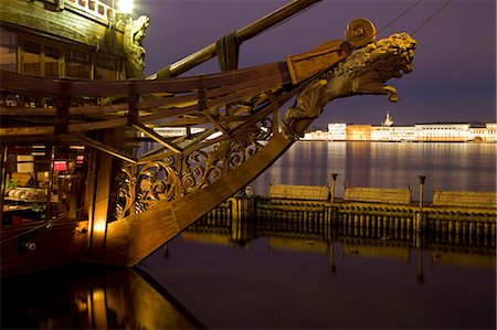 russian river - Russie, Saint-Pétersbourg ; Le mât d'un navire, représentant un lion flottant sur la rivière Neva, avec des palais impériaux en arrière-plan. Photographie de stock - Rights-Managed, Code: 862-03713217