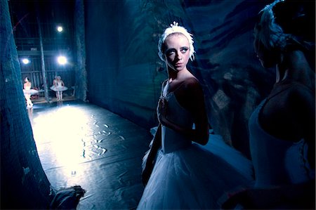 Russie, Saint-Pétersbourg ; Deux danseuses de ballet dans les coulisses lors d'une représentation du ""Lac des cygnes"" de Tchaïkovski Photographie de stock - Rights-Managed, Code: 862-03713212