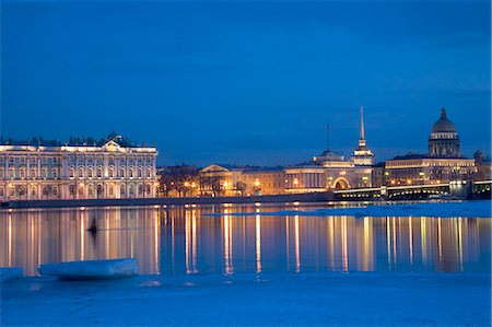 saint petersburg, russia - Russie, Saint-Pétersbourg ; La Neva en partie gelé en hiver, avec le palais d'hiver, l'Amirauté et cathédrale de St.Isaac. Photographie de stock - Rights-Managed, Code: 862-03713229