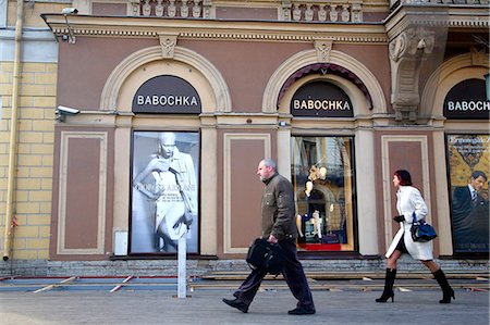 Russia, St.Petersburg; Upmarket clothes ads in the city centre, a drastic difference to 20 years ago during the Soviet rule. Foto de stock - Con derechos protegidos, Código: 862-03713231