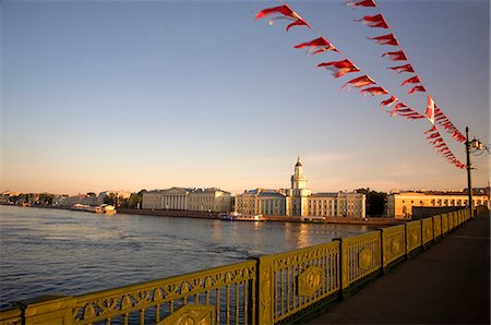 Russie, Saint-Pétersbourg ; À travers la rivière Neva tôt le matin avec le Kunskamera visible et drapeaux au premier plan Photographie de stock - Rights-Managed, Code: 862-03713241