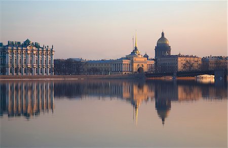 Russland, St.Petersburg; Die kaiserlichen Gebäude rund um die Neva, das Winterpalais, der Admirality St.Isaac Dom-Kuppel. Stockbilder - Lizenzpflichtiges, Bildnummer: 862-03713267