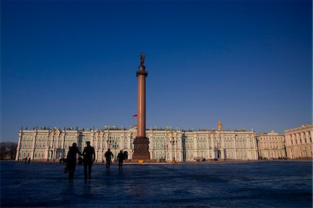 Russia, St.Petersburg; A couple walking in Palace Square in front of the Winter Palace, part of the Hermitage Museum of Art. Foto de stock - Con derechos protegidos, Código: 862-03713269