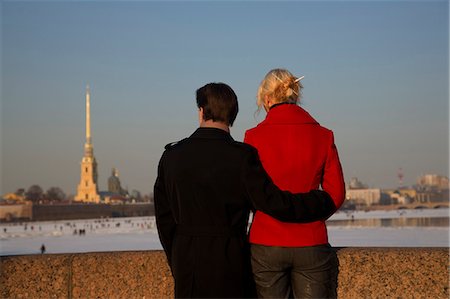 simsearch:862-03361057,k - Russie, Saint-Pétersbourg ; Un couple en regardant le panorama de l'hiver à travers le fleuve Neva Photographie de stock - Rights-Managed, Code: 862-03713260