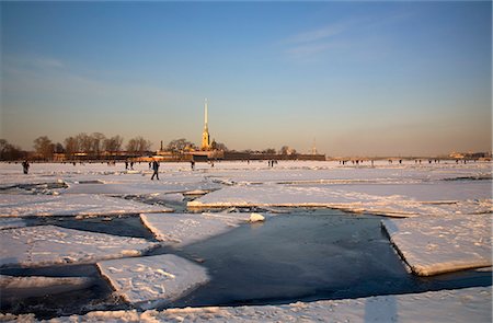 simsearch:862-03361026,k - Russie, Saint-Pétersbourg ; Personnes marchant sur la rivière Neva gelée en face de St Pierre et forteresse de St Paul. Photographie de stock - Rights-Managed, Code: 862-03713263