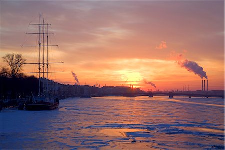 simsearch:862-03713220,k - Russland, St.Petersburg; Dramatischen Blick auf die Newa im Winter bei Sonnenuntergang Stockbilder - Lizenzpflichtiges, Bildnummer: 862-03713279