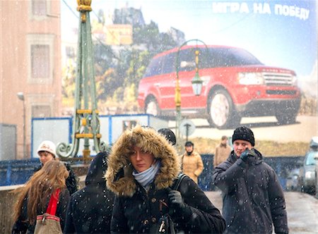 simsearch:862-03361053,k - Russland, St.Petersburg; Ein Mädchen in Winterkleidung entlang der Nevsky Prospekt, der Hauptstraße die Stadt überqueren. Stockbilder - Lizenzpflichtiges, Bildnummer: 862-03713271