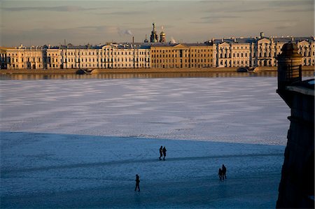 Saint-Pétersbourg, en Russie ; Personnes marchant sur la glace du fleuve Neva à St.Peterburg centrale devant les palais. Photographie de stock - Rights-Managed, Code: 862-03713283