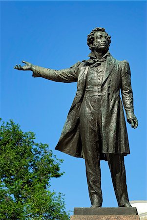 poeta (hombre y mujer) - Russia, St Petersburg. Sculpture of Pushkin by Michael Anikushin outside the Russian museum in Arts square. Foto de stock - Con derechos protegidos, Código: 862-03713308