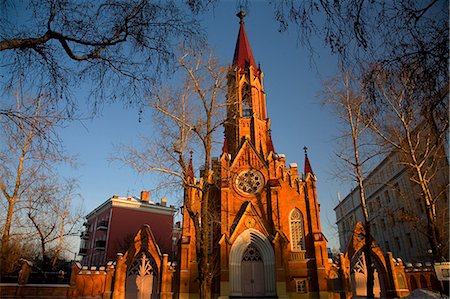 simsearch:862-03732165,k - Irkoutsk, Sibérie, la Russie ; Un néo--gothique de style église entourée d'arbres. Photographie de stock - Rights-Managed, Code: 862-03713323