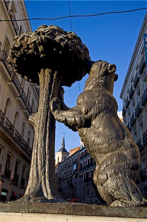 simsearch:862-03732388,k - Statue des Bären und Erdbeerbaum (Madrids Symbol) an der Puerta del Sol Platz. Madrid. Spanien Stockbilder - Lizenzpflichtiges, Bildnummer: 862-03713482