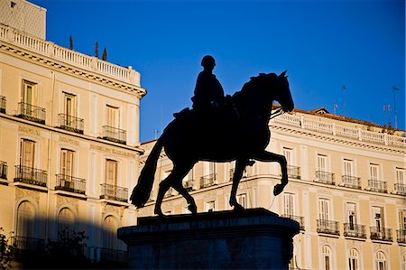 simsearch:862-03732388,k - Statue von Carlos III an der Puerta del Sol Platz. Madrid, Spanien. Stockbilder - Lizenzpflichtiges, Bildnummer: 862-03713483