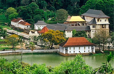 Sri Lanka, Kandy. Standing beside Kandy Lake, the C17th Temple of the Tooth, or Dalada Maligawa. Stock Photo - Rights-Managed, Code: 862-03713511