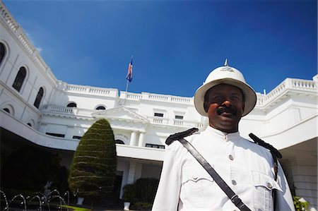 porteiro - Doorman at Mount Lavinia Hotel, Mount Lavinia, Colombo, Sri Lanka Foto de stock - Direito Controlado, Número: 862-03713576