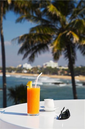 simsearch:862-06677477,k - Tropical fruit juice on outdoor terrace table at Mount Lavinia Hotel, Mount Lavinia, Colombo, Sri Lanka Foto de stock - Direito Controlado, Número: 862-03713573