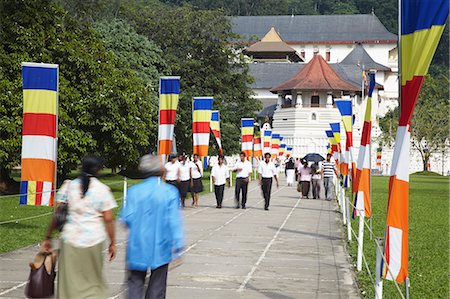 Personnes à l'extérieur du Temple de la dent (Sri Dalada Maligawa), Kandy, Sri Lanka Photographie de stock - Rights-Managed, Code: 862-03713598