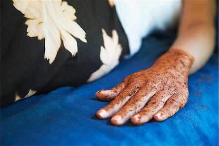 simsearch:862-03713554,k - Woman with hand scrub for manicure, Kandy, Sri Lank. Foto de stock - Direito Controlado, Número: 862-03713590